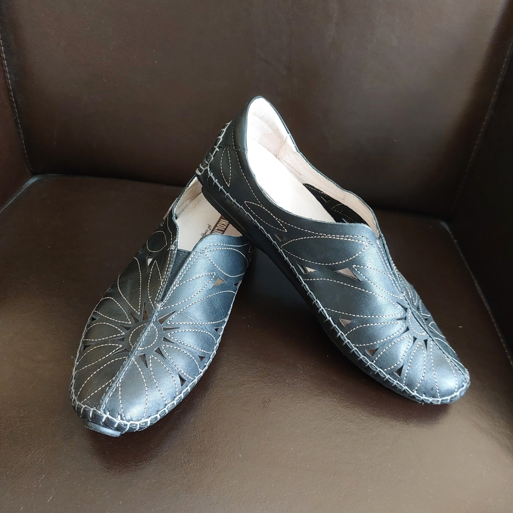 Pikolinos Leather Loafers – EU 38 / US ~7.5 – Like New – Floral Cutout Loafers